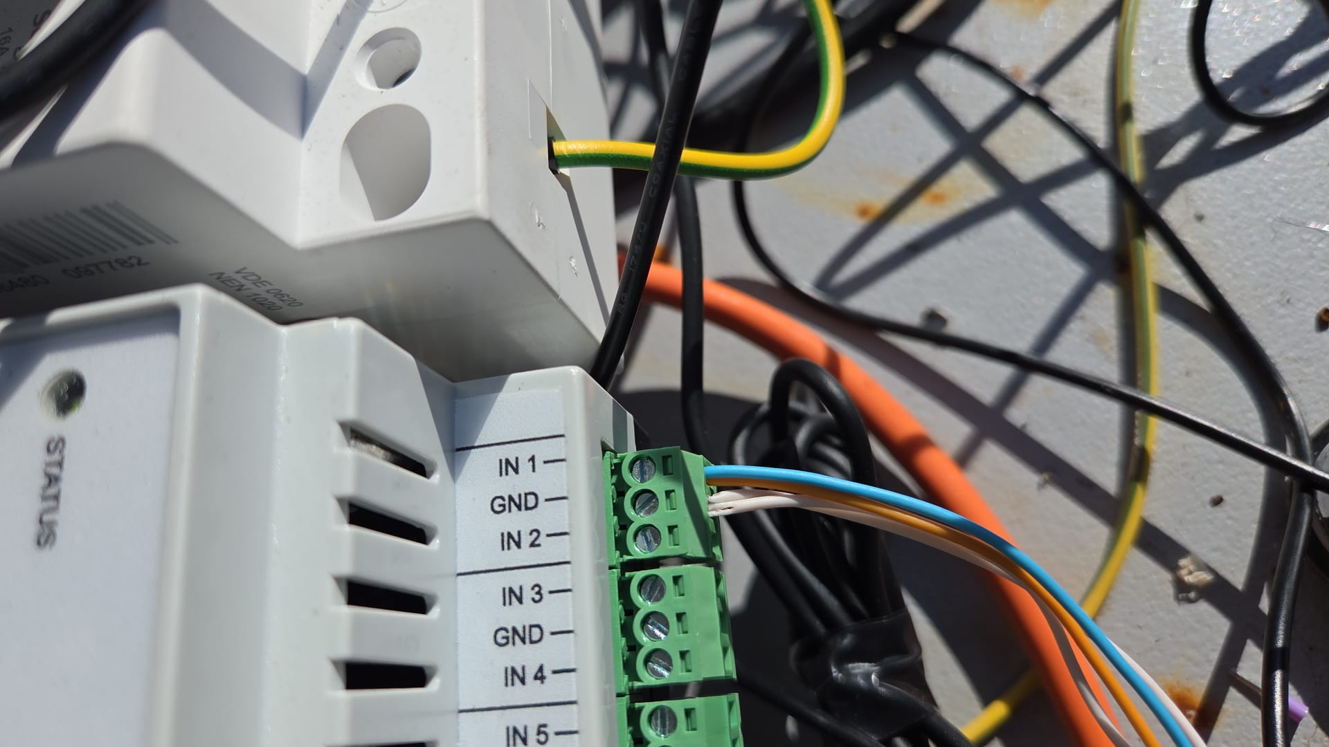 Grüner Stecker IN1 und GND am Controller